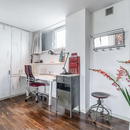 Artist Mokotow - 12 Minutes Center